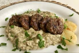 Köfte auf Auberginenpüree