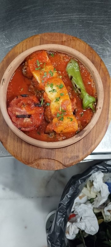 Köfte auf Terrakotta-Schale